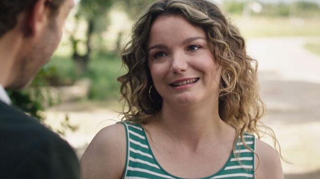 Ici tout commence en avance : Kelly arrive… enceinte ! Clotilde et Joachim accueillent le vrai Lou, Vic et la bande font des bêtises… Le résumé de l’épisode 1208 du lundi 30 juin 2025